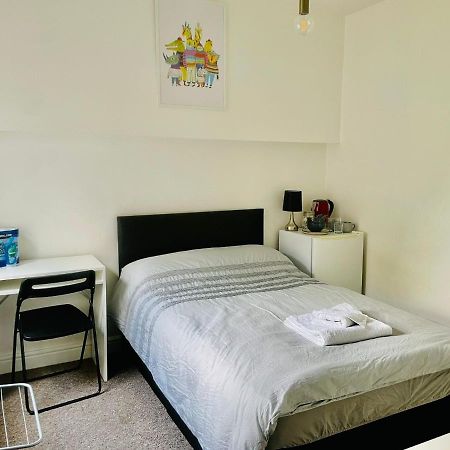 305 High Town Road Hostel Luton  Kültér fotó